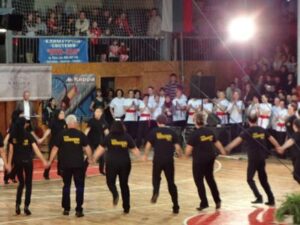 Начинаещата група на клуб „Нашенци“ – Русе в черни репетиционни тениски играе хоро на Коледното надиграване, 14.12.2011
