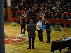Представителка на клуб „Нашенци“ – Русе получава грамотата на Коледното надиграване в Русе, 14.12.2011