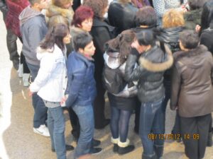 Танцьорите на „Нашенци“ уточняват последните детайли в чакалнята на гарата, „Флашмоб с ръченица“, Централна гара Русе, 08.12.2012