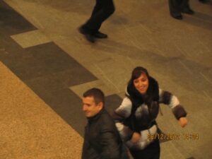 Ръченица „по саме“ – надиграване между двама, „Флашмоб с ръченица“, Централна гара Русе, 08.12.2012