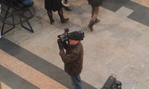 Операторът на РТВЦ – Русе по време на снимките, „Флашмоб с ръченица“, Централна гара Русе, 08.12.2012