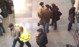 Екипът на РТВЦ – Русе подготвя снимките, „Флашмоб с ръченица“, Централна гара Русе, 08.12.2012