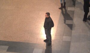 Първият танцьор в очакване на музиката, „Флашмоб с ръченица“, Централна гара Русе, 08.12.2012