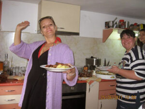 Нашенки сервират обяда в кухнята на къщата в с. Божичен, 2011