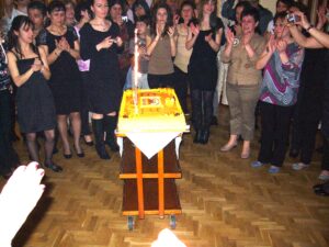 Запалване на свещите на тортата от първия рожден ден на клуб „Нашенци“ – Русе в ресторанта на хотел „Дунав“, 17.03.2012