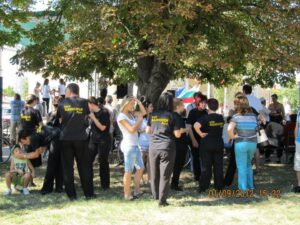 Танцьорите на клуб „Нашенци“ – Русе пристигат на площада в Сандрово, фолклорен фестивал „Сандрово пее и танцува“, с. Сандрово, 01.09.2012