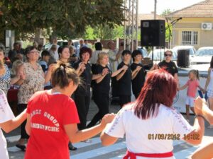 Нашенци и танцова група „Сандровче“ на общо хоро на улицата, фолклорен фестивал „Сандрово пее и танцува“, с. Сандрово, 01.09.2012