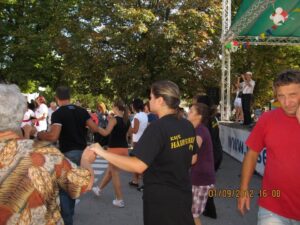 Нашенци и публиката на общо хоро на улицата в Сандрово, фолклорен фестивал „Сандрово пее и танцува“, с. Сандрово, 01.09.2012
