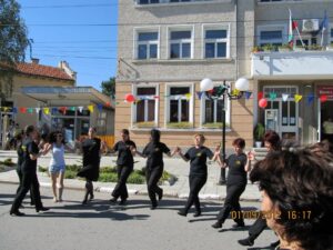Нашенци на хоро пред читалището в Сандрово, фолклорен фестивал „Сандрово пее и танцува“, с. Сандрово, 01.09.2012