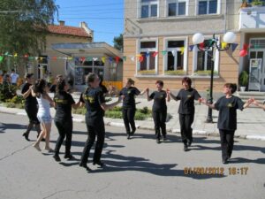 Хоро на нашенци на площада в Сандрово, фолклорен фестивал „Сандрово пее и танцува“, с. Сандрово, 01.09.2012